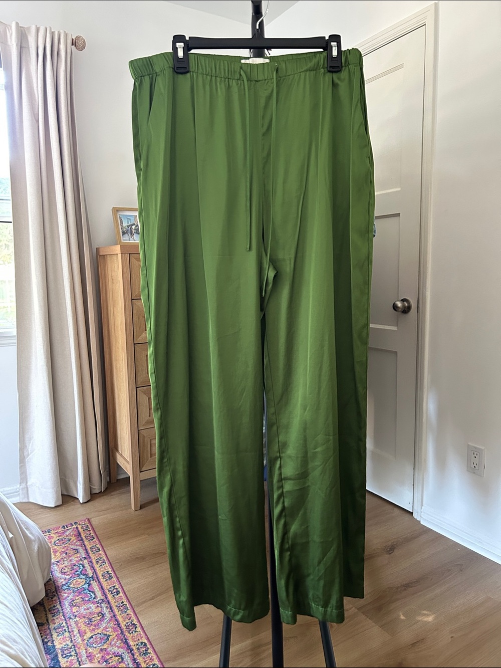 Abercrombie & Fitch Wide Leg Pants. Size Large. 30” inseam. Pockets/drawstring.